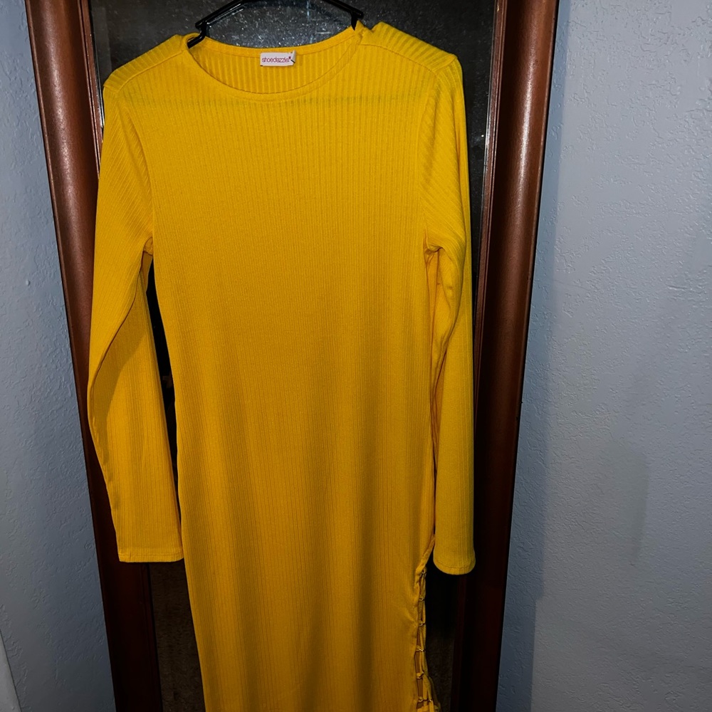 Yellow midi ribbed dress with strap detailing on the thigh